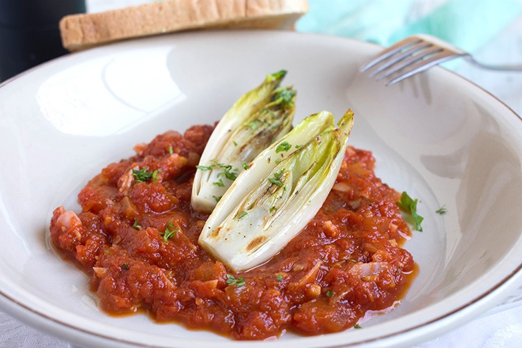 Chicorèe auf Orangen-Tomatensauce