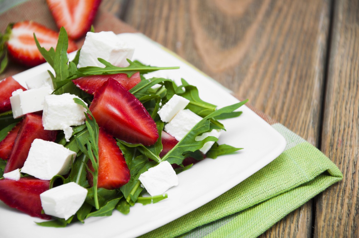 Rucolasalat mit Erdbeeren