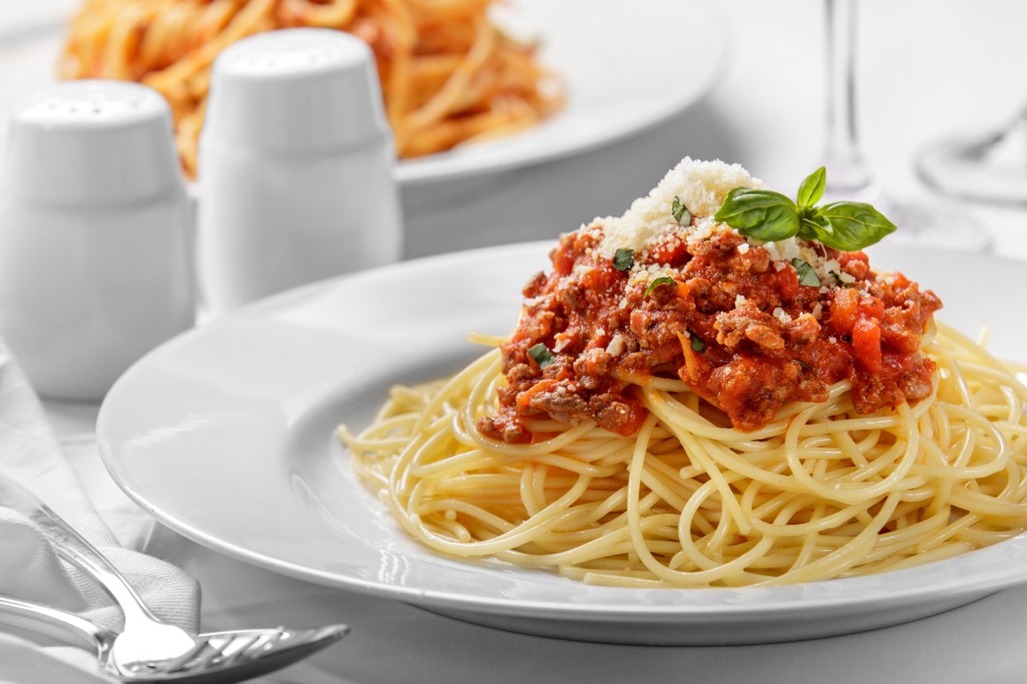 Spaghetti mit Fleischsauce, Parmesan und Basilikum Rezept