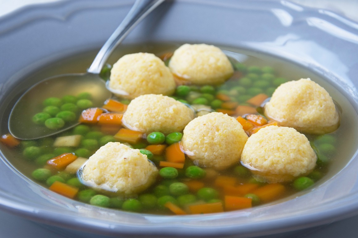 Gemüsesuppe mit Grießnocken