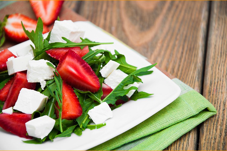 Rucolasalat mit Erdbeeren