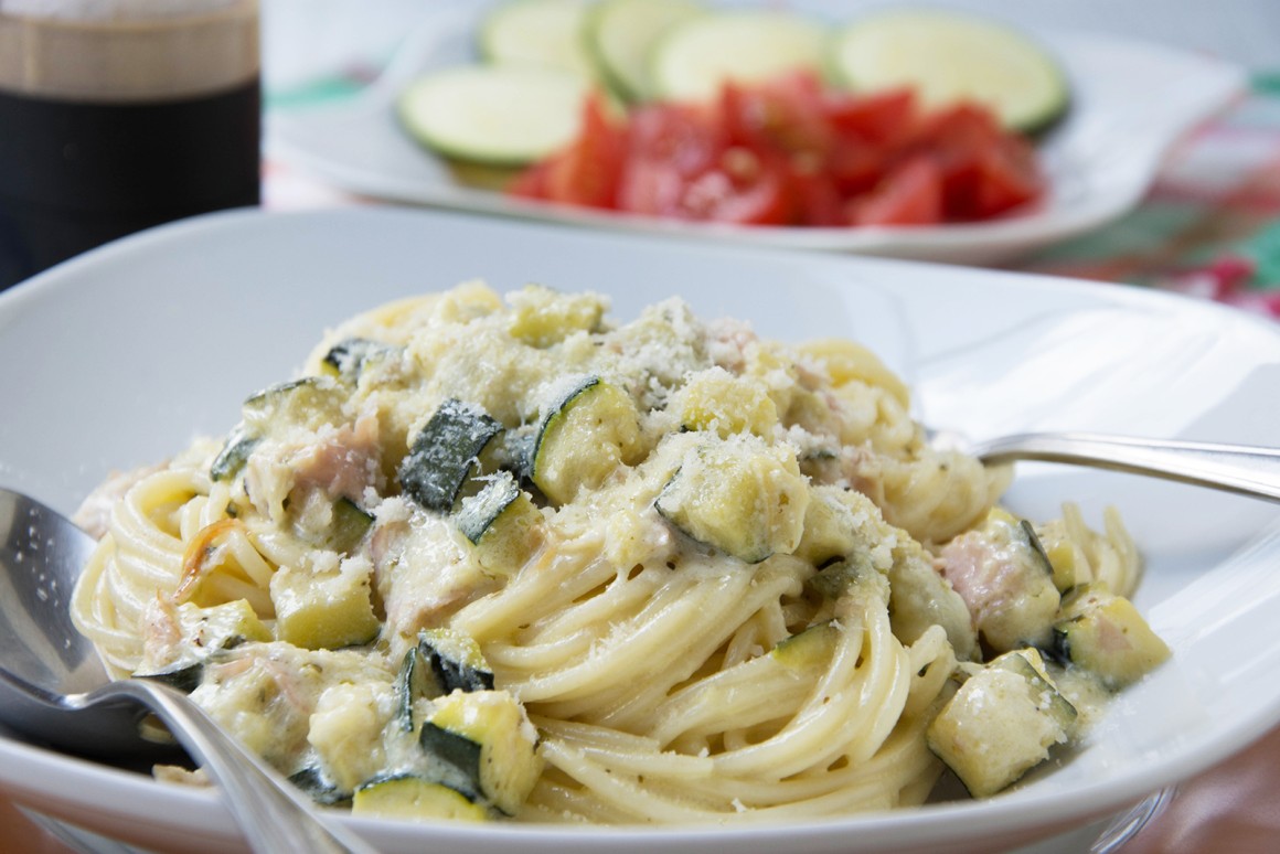 Spaghetti mit Zucchini-Schinken-Sauce