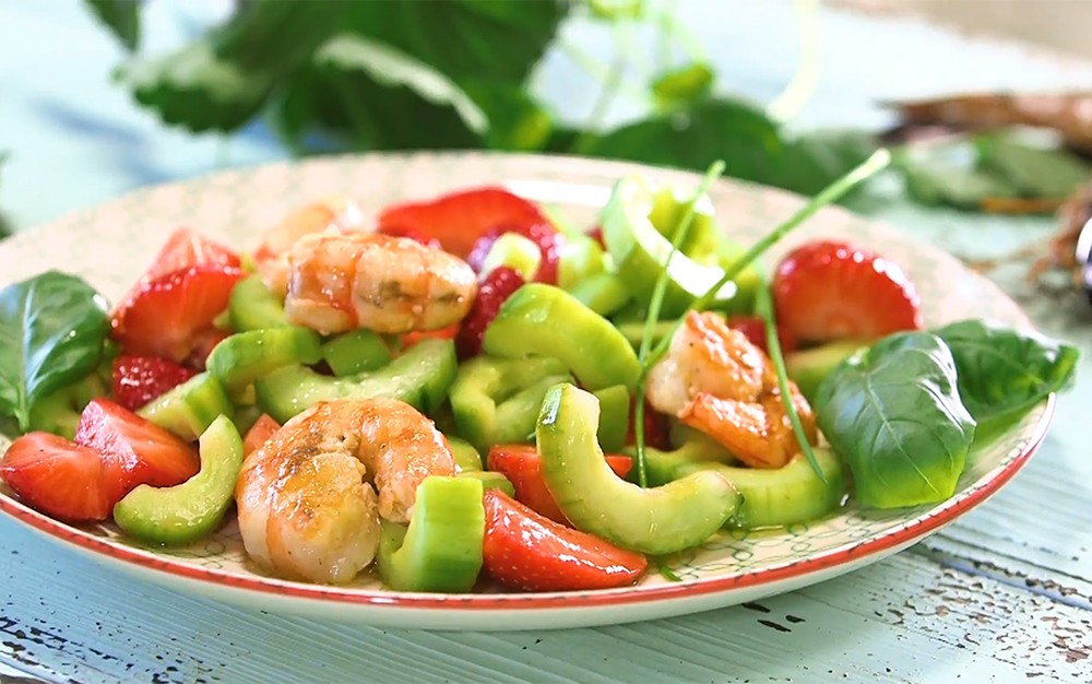 Erdbeersalat mit Gurken und Garnelen
