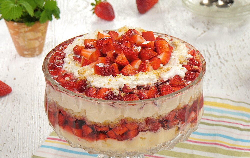 Götterspeise mit Erdbeeren