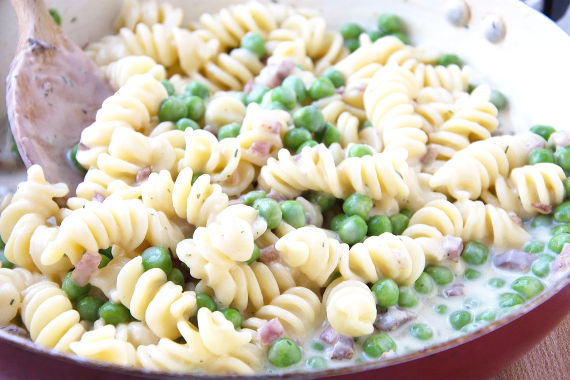 Nudeln mit Erbsen-Specksauce-Rezept