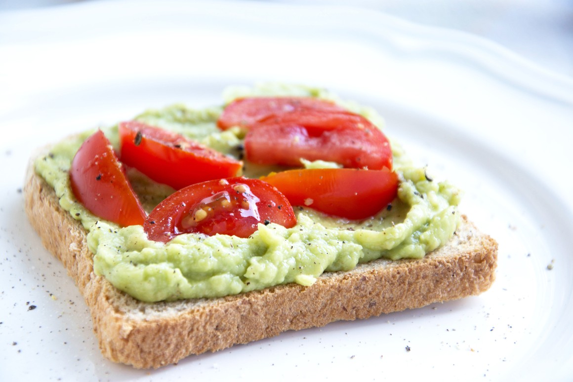 Avocadocreme auf knusprigem Vollkornbrot