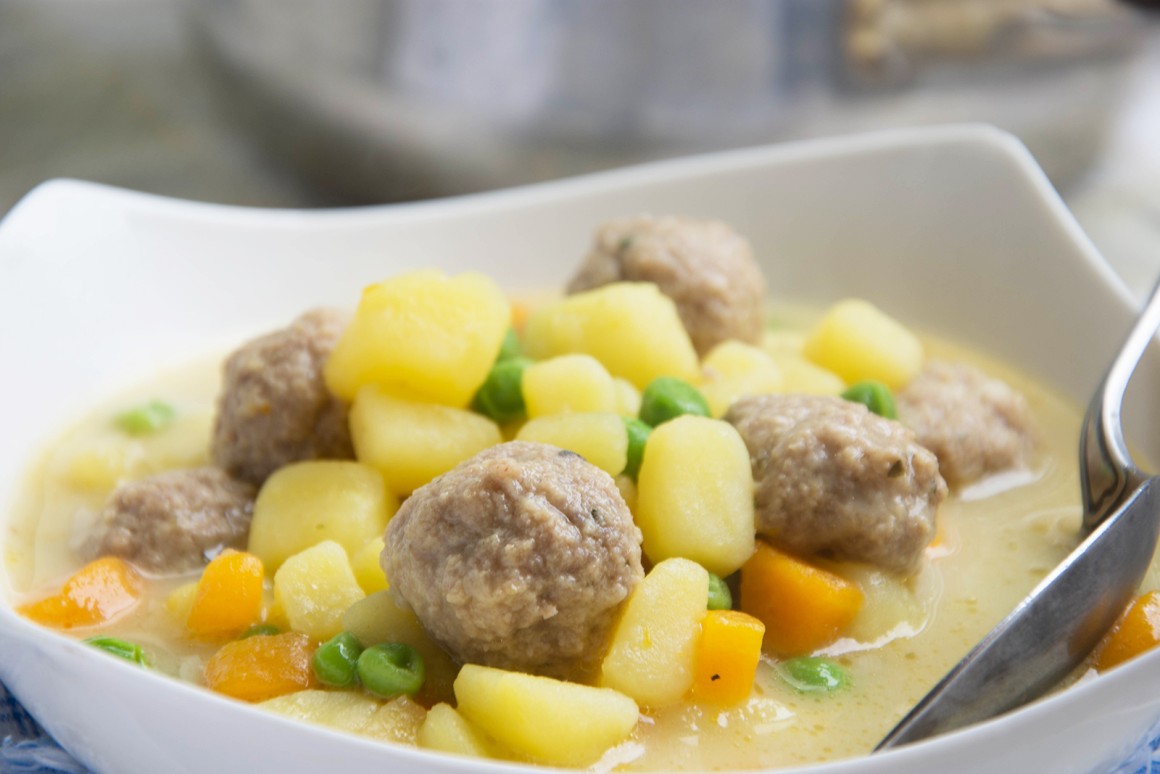 Käsesuppe mit Fleischbällchen