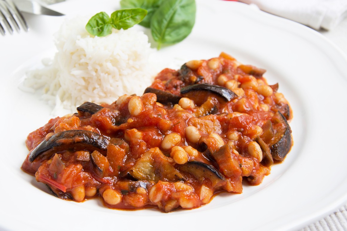 Reis mit Auberginen-Bohnen-Sauce