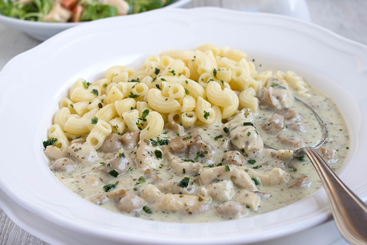 Hühnerfilet mit Champignons und Petersilie