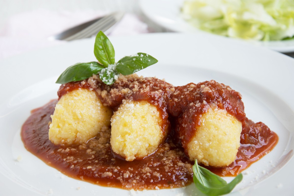 Polenta-Nocken mit Tomatensauce
