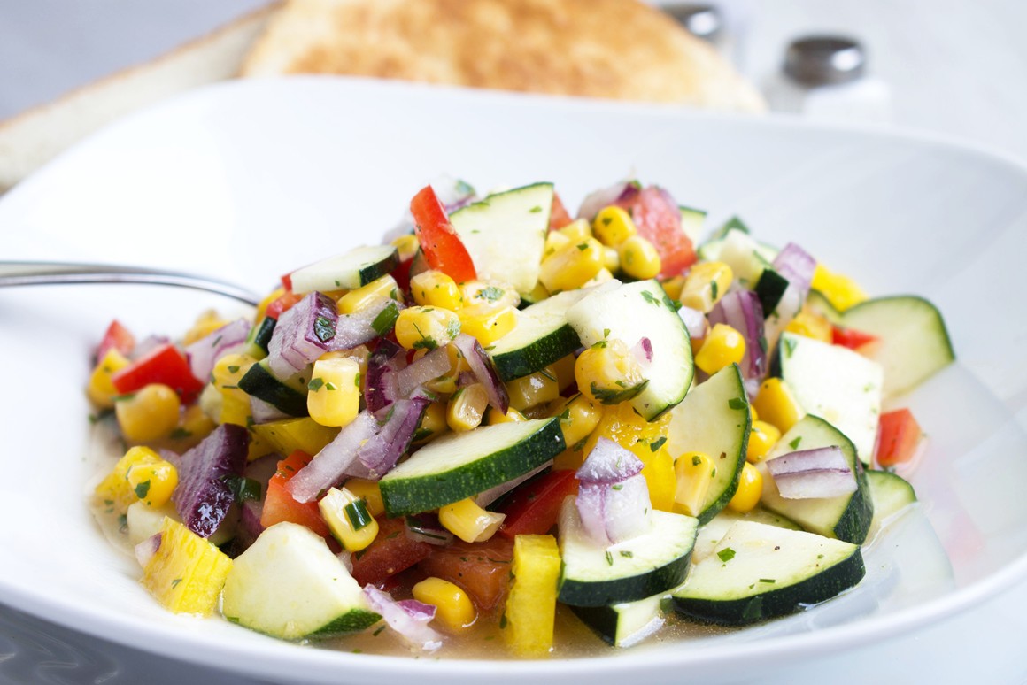 Frischer Salat mit buntem Gemüse