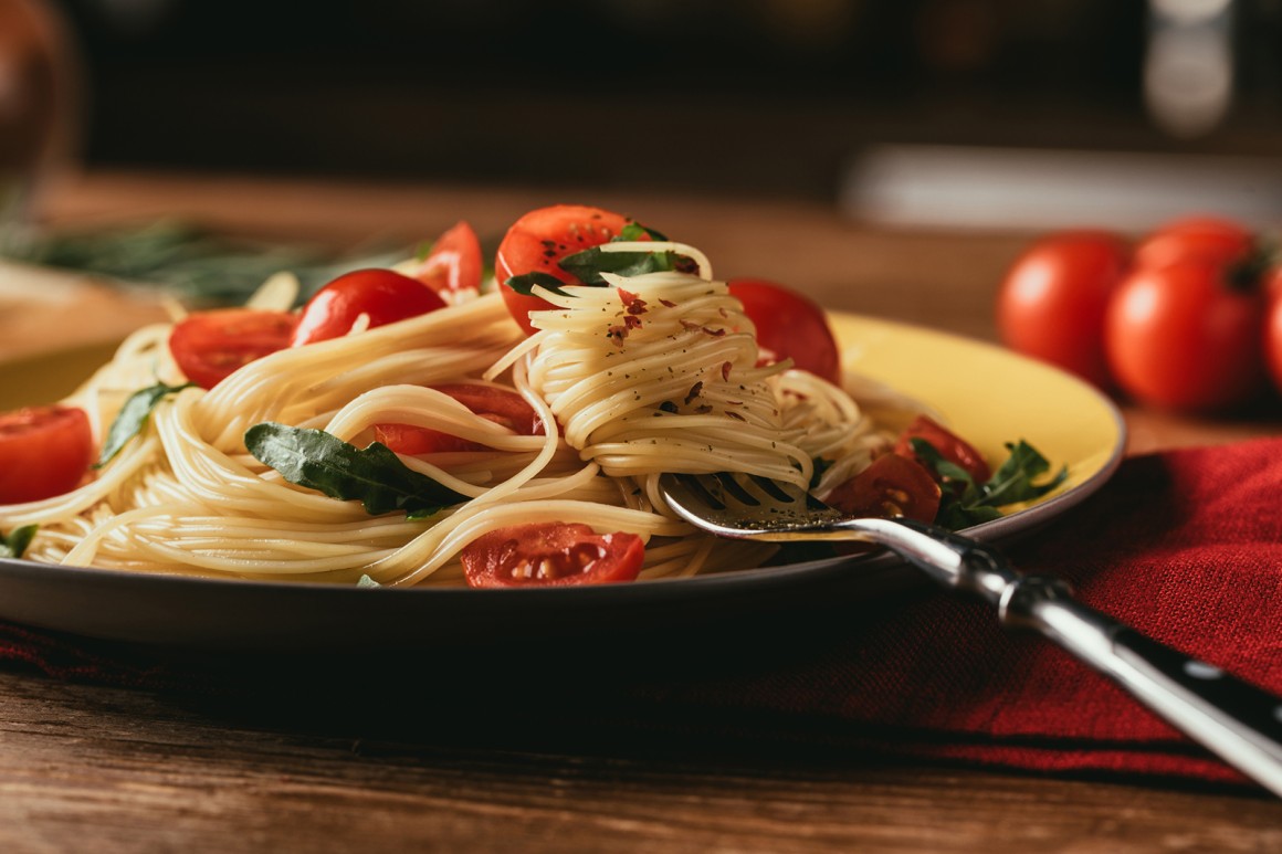 Spaghetti mit Rucola, Tomaten und Chili