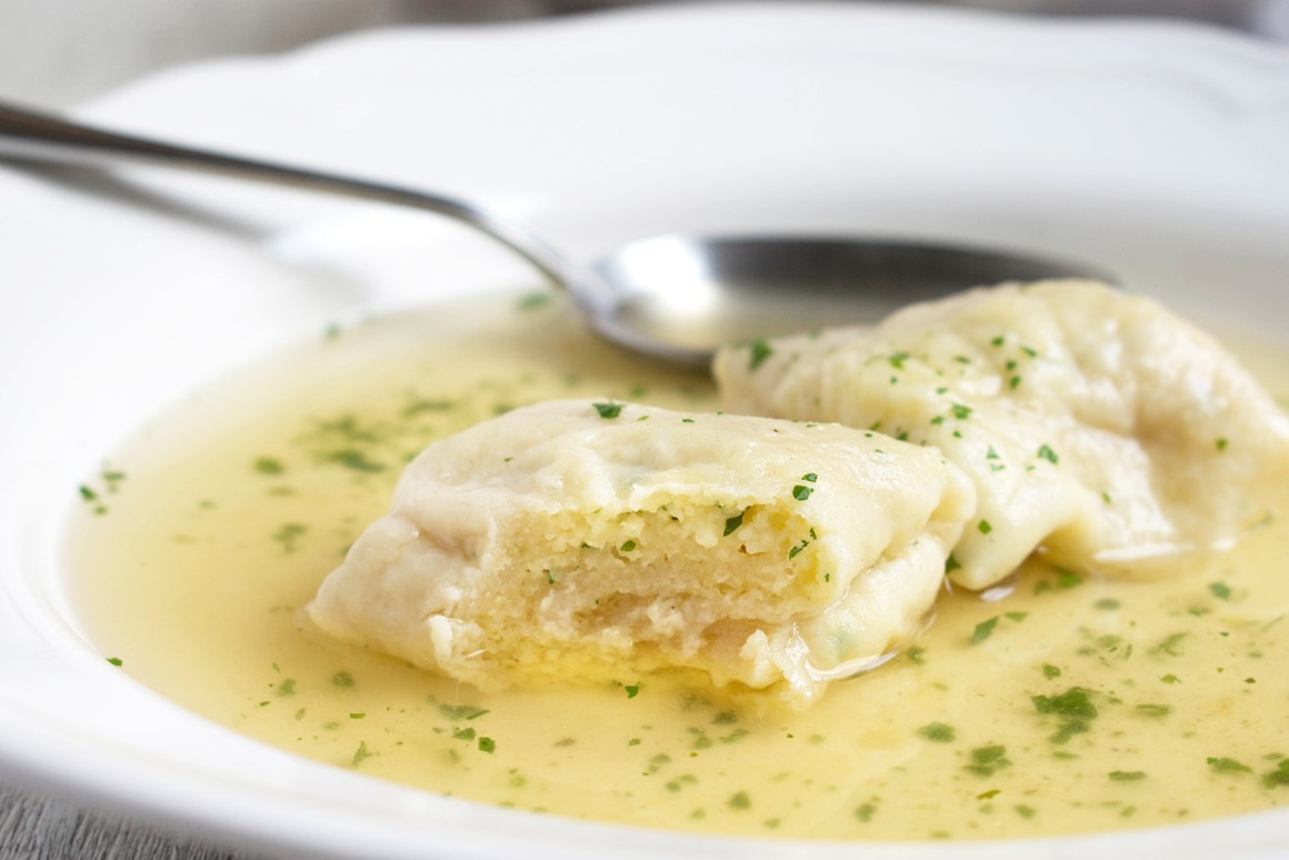 Suppe mit Grießstrudel