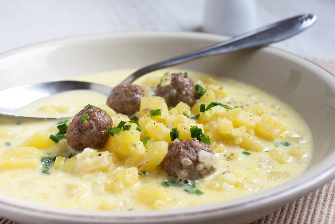 Hackbällchen auf Kartoffelsuppe