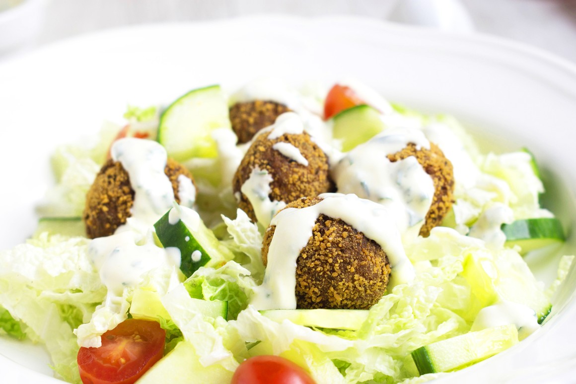 Hackbällchen auf Spitzkohlsalat
