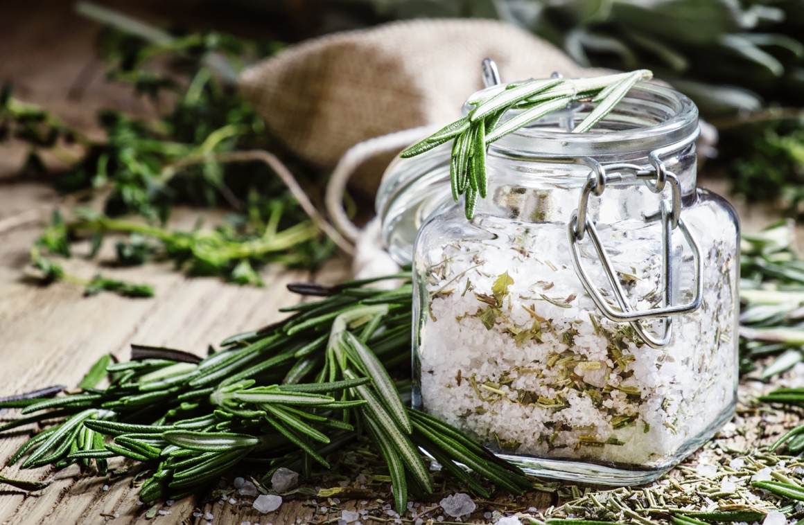 Salz mit Rosmarin und Zitrone