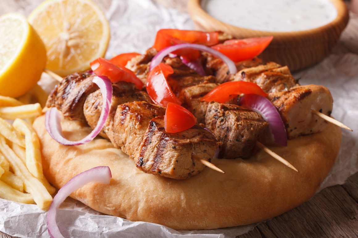 Griechischer Souvlaki auf Fladenbrot