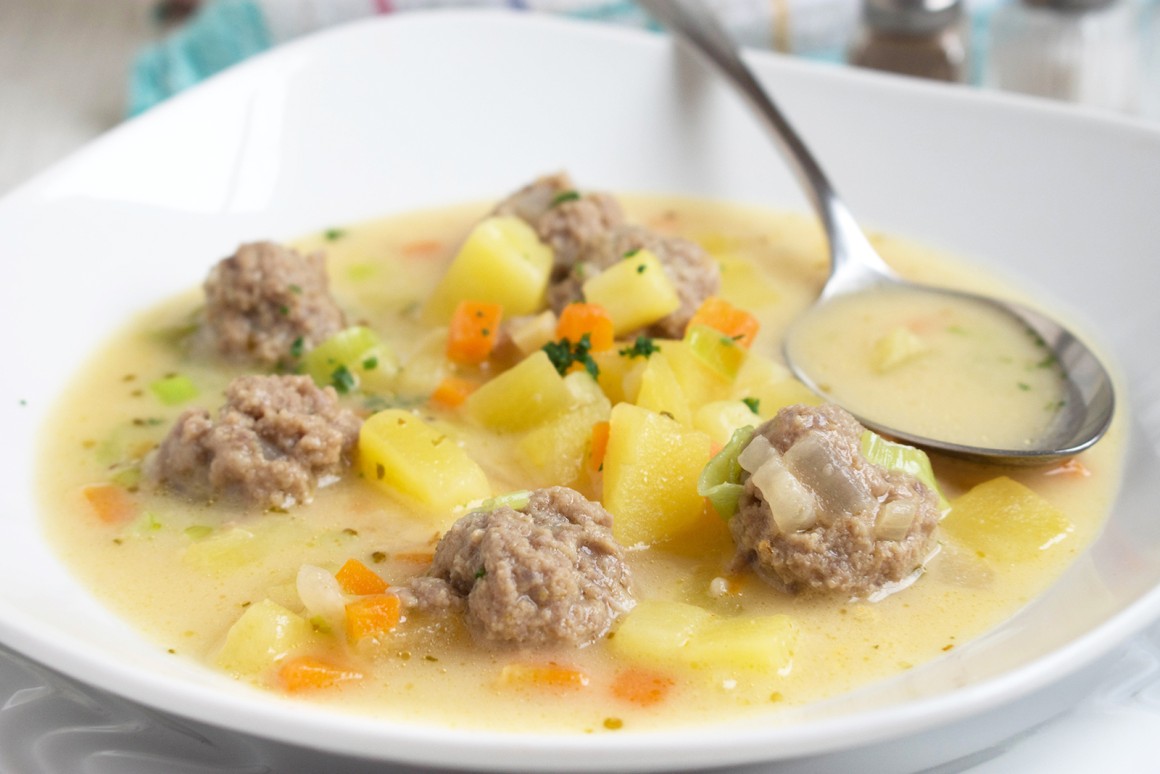 Bunte Gemüsesuppe mit Fleischklößchen – Rezept