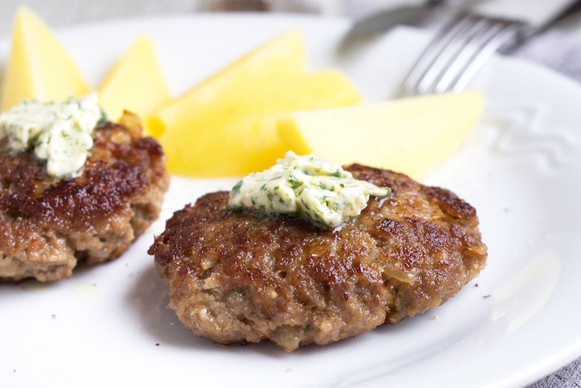 Frikadellen mit Kräuterbutter