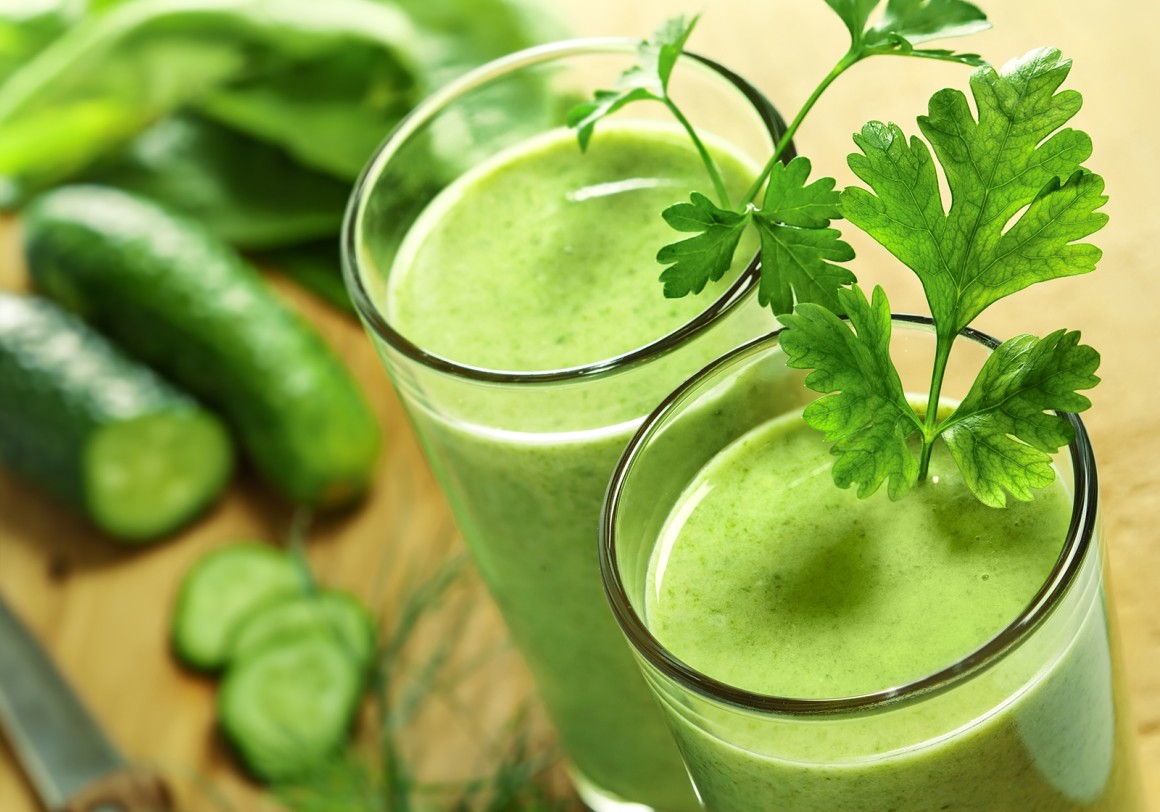 Grüner Smoothie mit Gurke und Ingwer