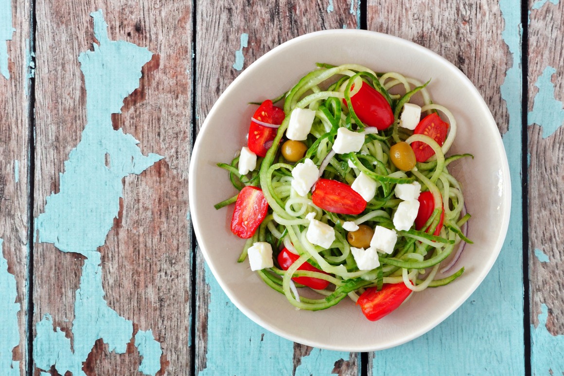 Griechischer Salat mit Gurken-Nudeln