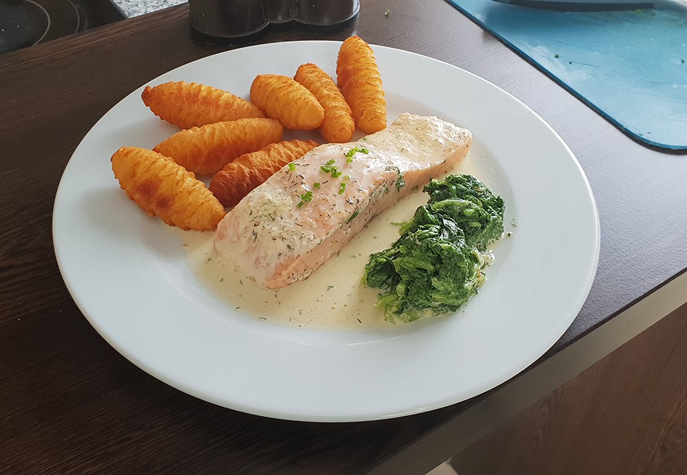 Lachs mit Kroketten und Spinat