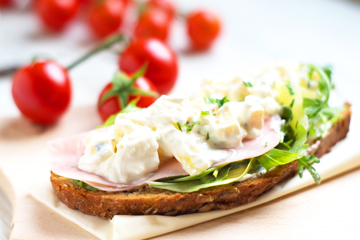 Ananassalat auf Bauernbrot