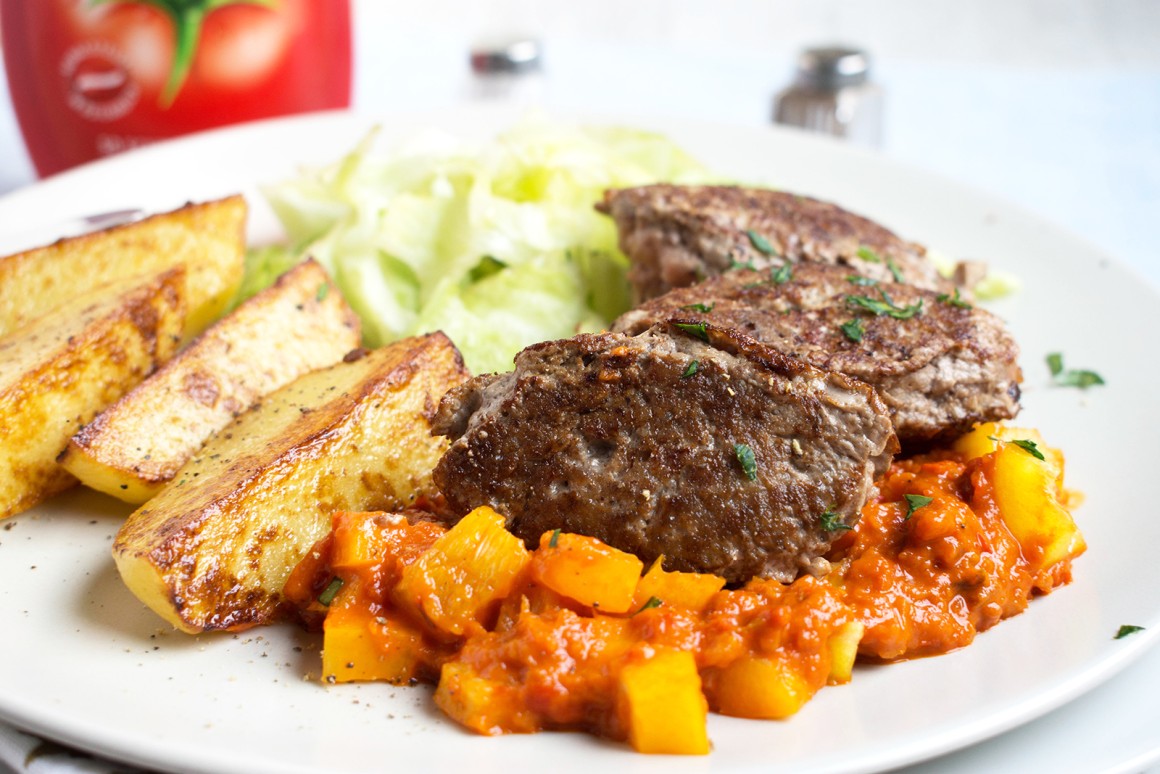 Cevapcici auf Paprikaragout