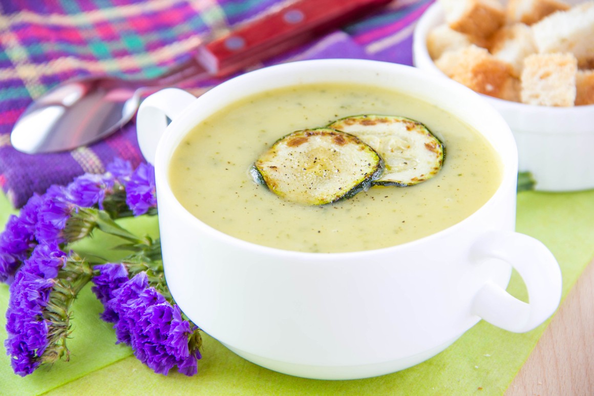 Zucchinisuppe mit feinen Kräutern