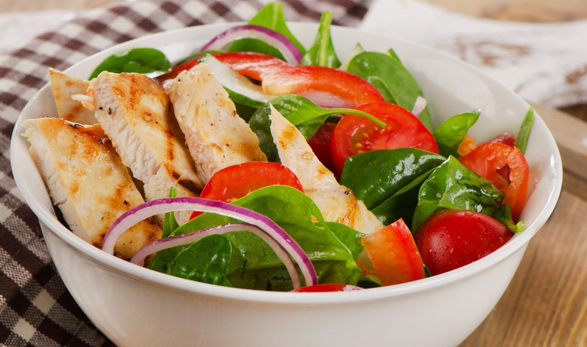 Sommersalat mit Hähnchenbrustfilets