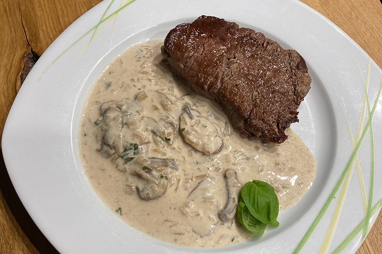 Rinderfiletsteak mit cremiger Champignonsauce
