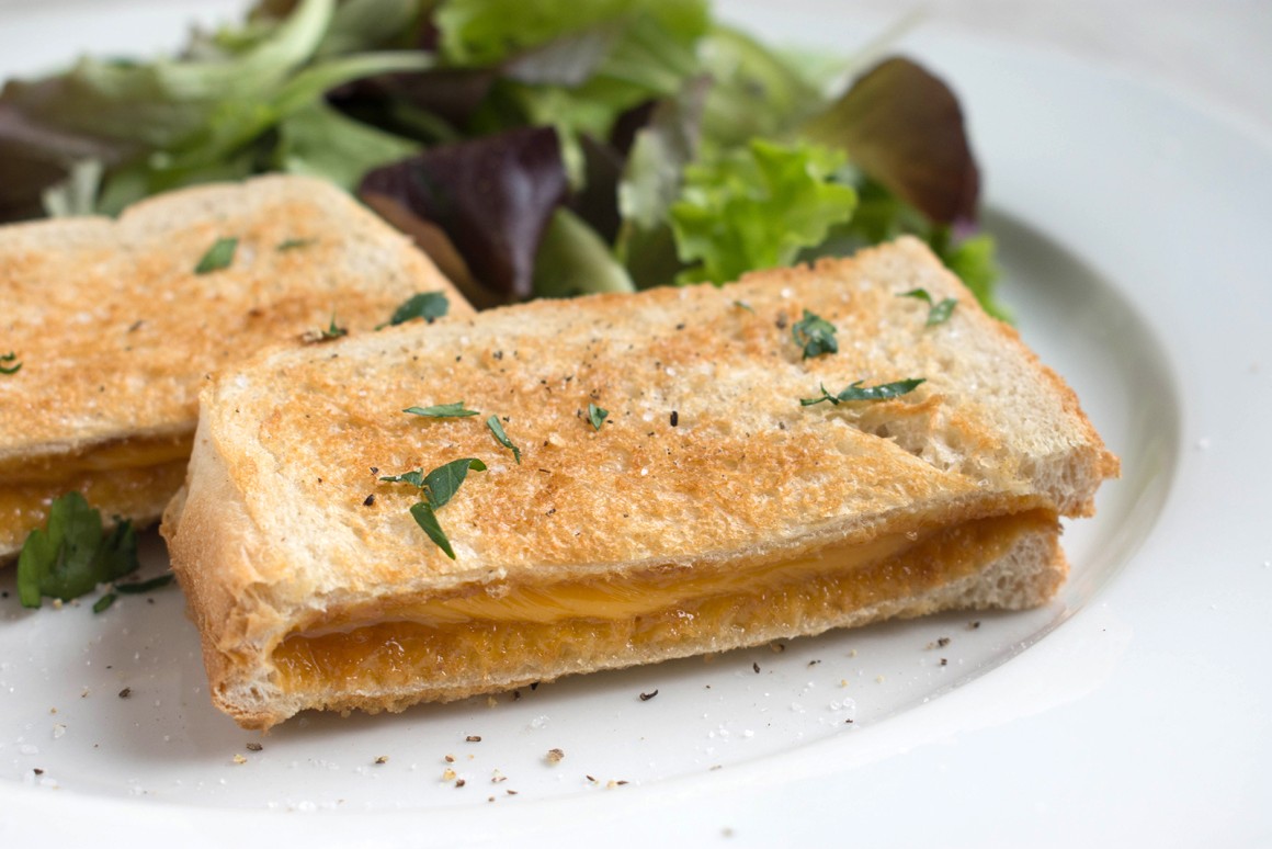 Salat-Mix mit Grilled-Cheese-Toasts
