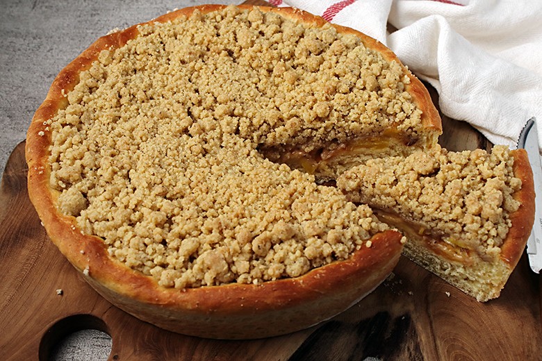 Hefekuchen mit Ananas und Streusel