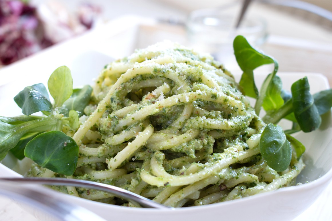 Spaghetti mit Feldsalat-Pesto