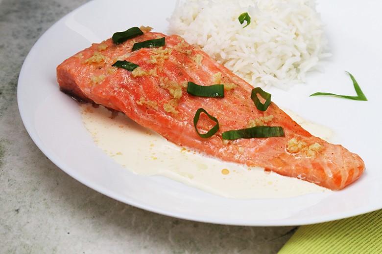 Gedämpftes Lachsfilet mit Reis