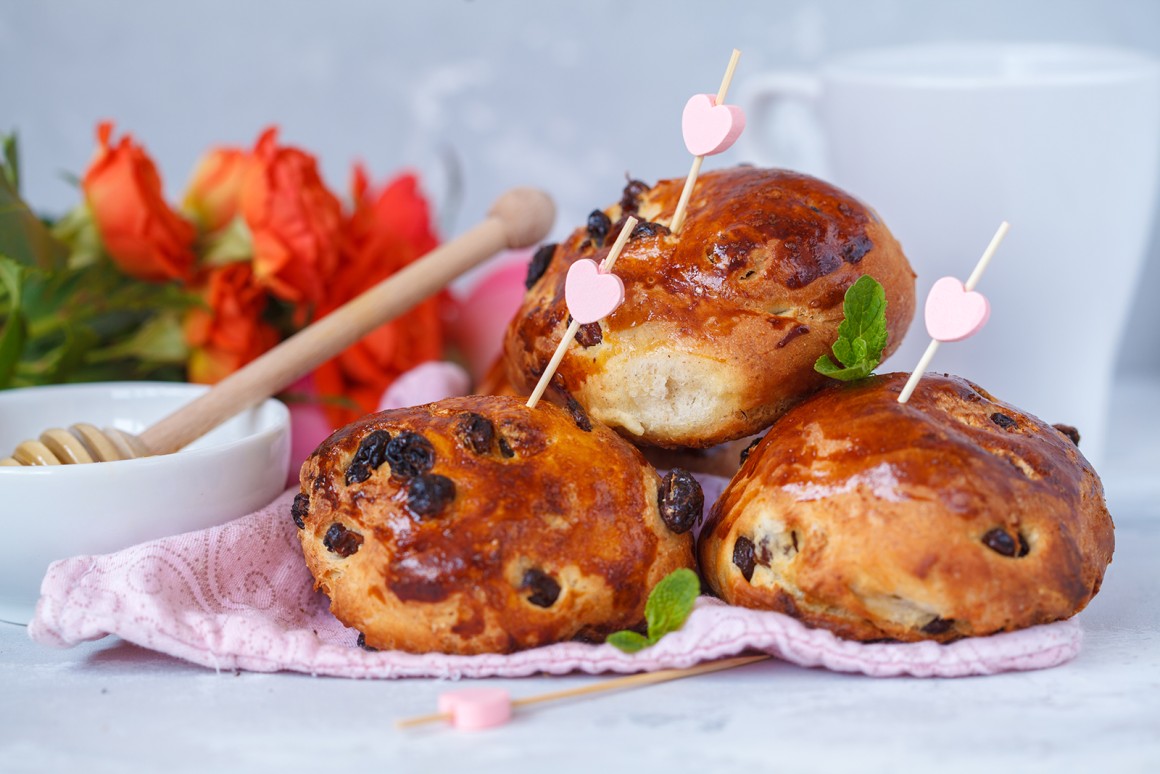 Luftige Rosinenbrötchen