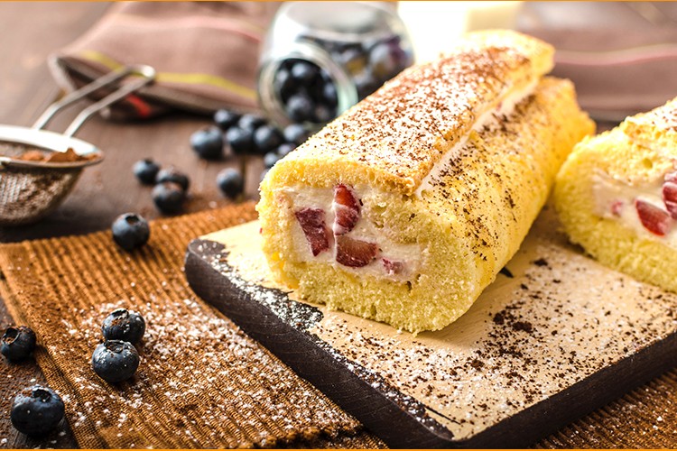 Sahnerolle mit Erdbeeren