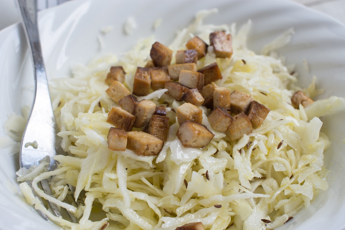 Weißkohlsalat mit Räuchertofu - Rezept