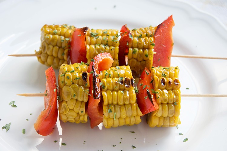 Zuckermaisspieß mit Paprika