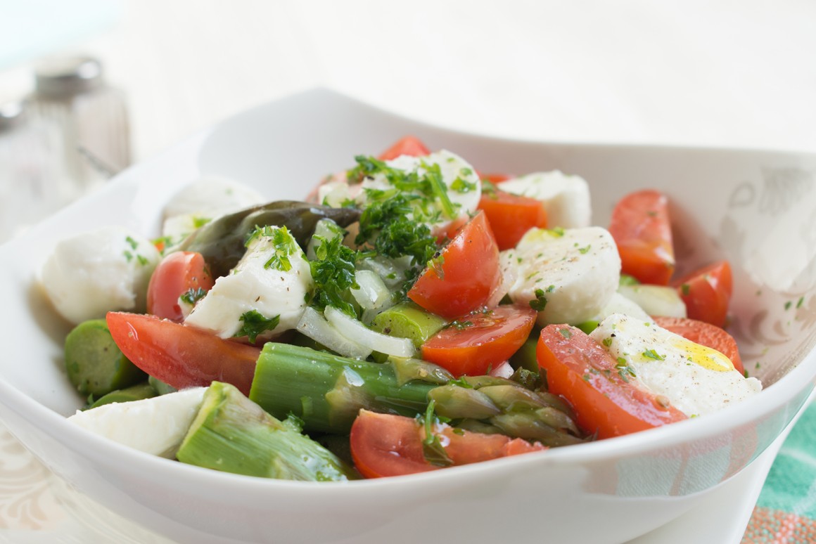 Mozzarellasalat mit Spargel und Tomaten - Rezept