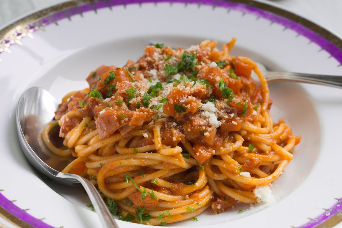 Nudeln mit Schinken-Tomatensauce