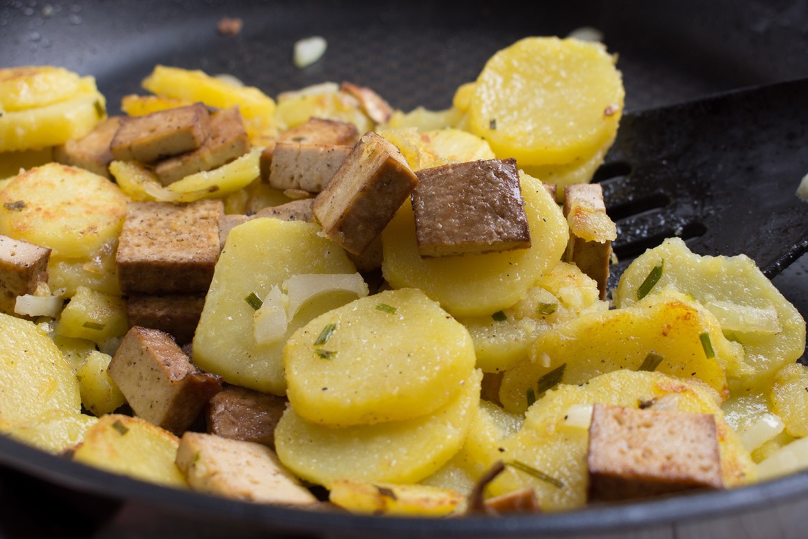 Vegane Bratkartoffeln mit Räuchertofu