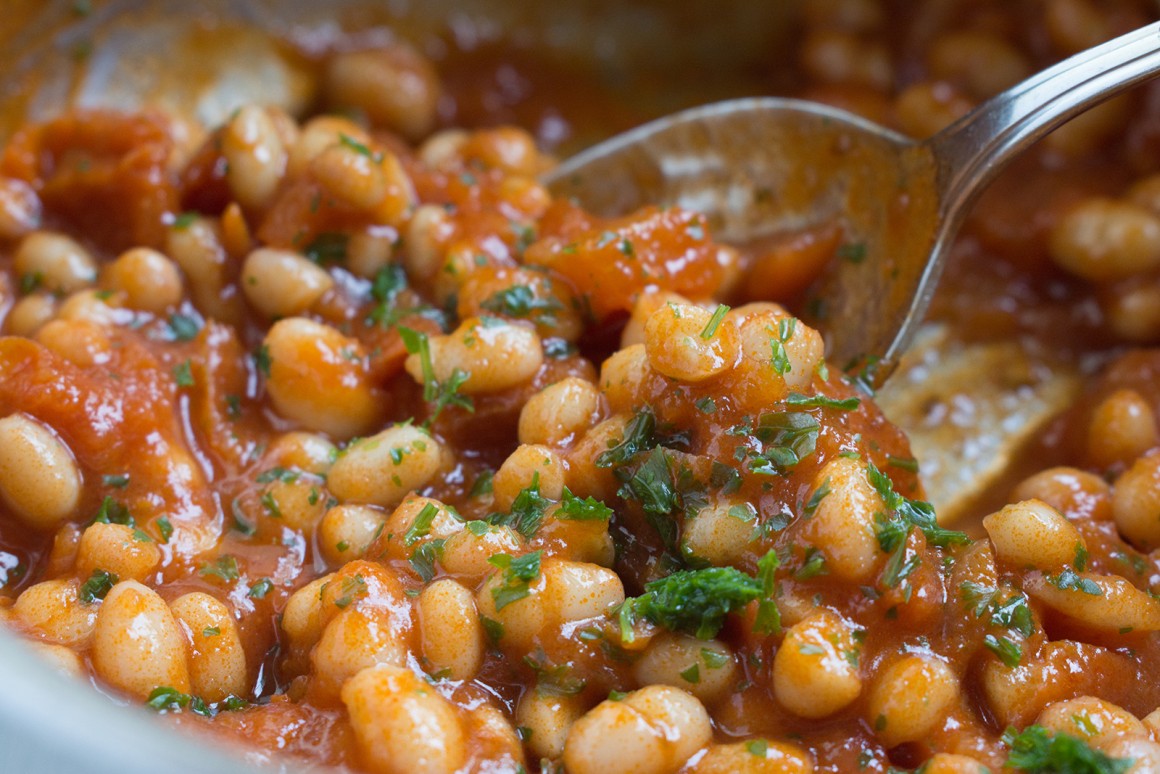 Weiße Bohnen in scharfer Salsa