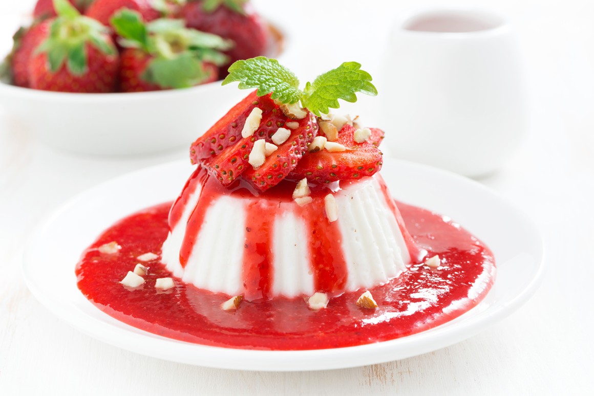 Buttermilch-Panna-Cotta mit Erdbeersauce