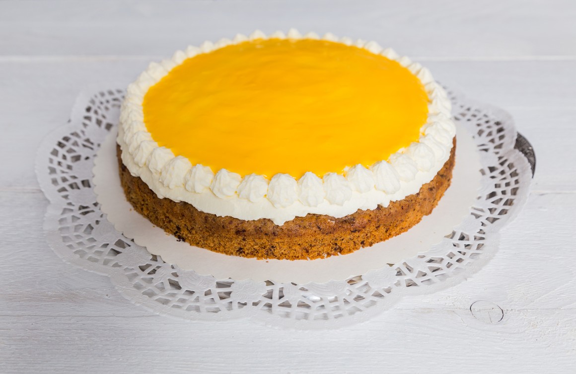 Eierlikörtorte mit Preiselbeeren