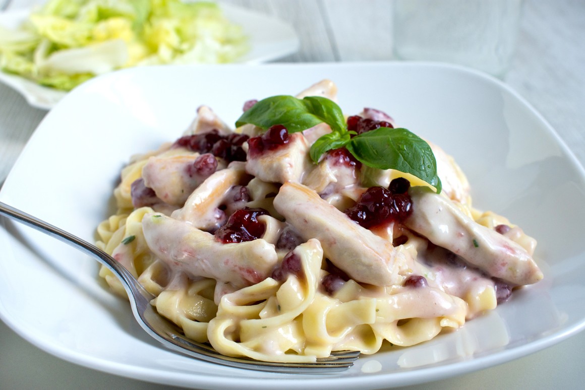 Bandnudeln mit Hähnchen und Preiselbeer-Sahne-Soße - Rezept