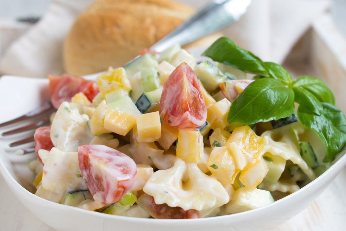 Nudelsalat mit Käse - Rezept