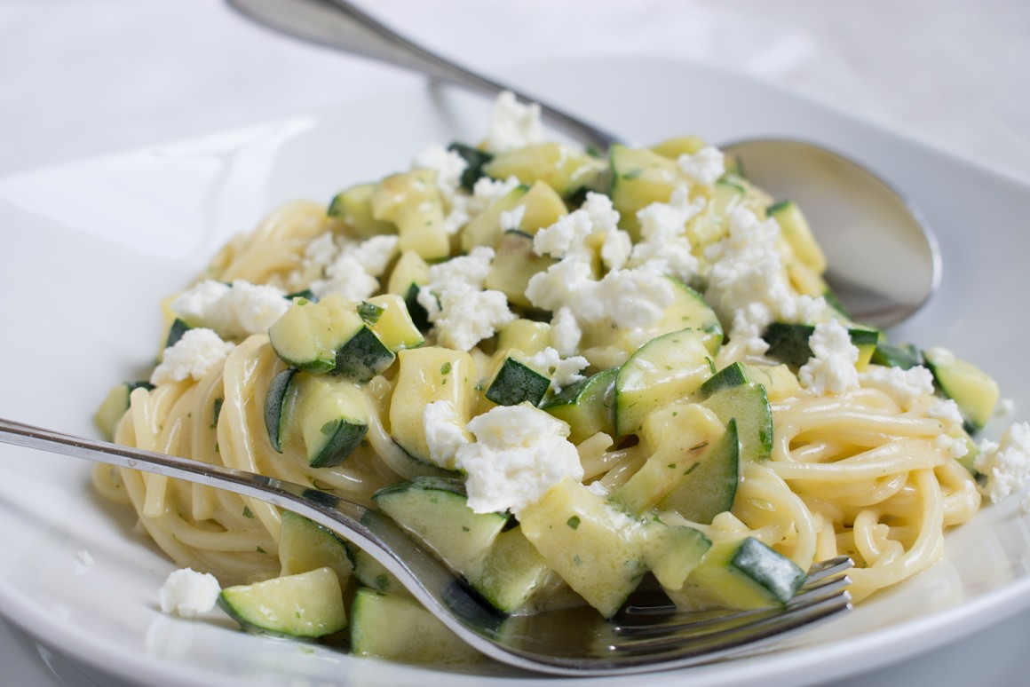 Spaghetti mit Zucchini und Ziegenkäse