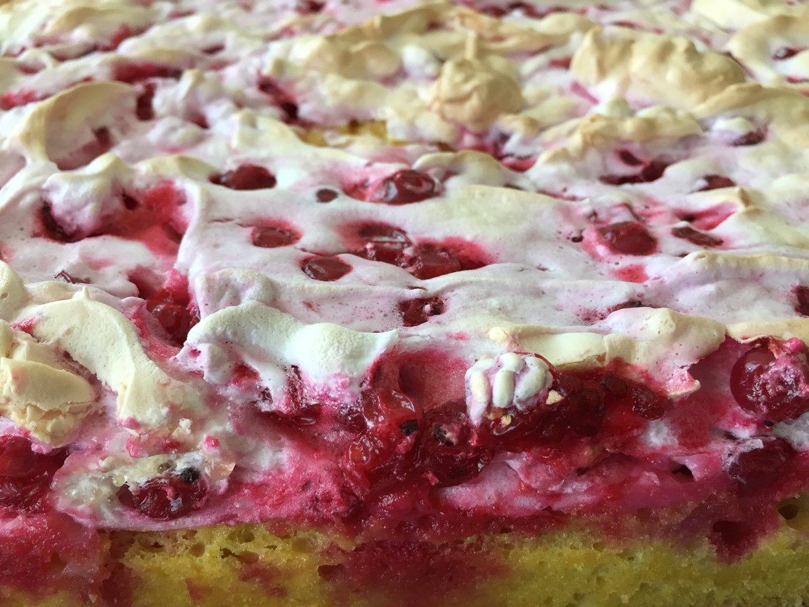 Johannisbeerkuchen mit Baiser vom Blech