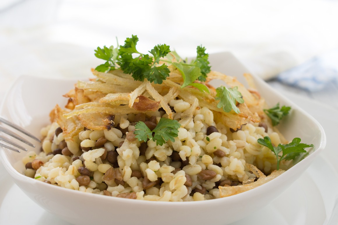 Bulgursalat mit Linsen und Zwiebeln